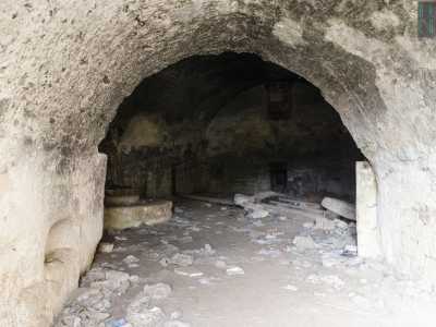 In una per� riusciamo a entrare: sembra una piccola e buia grotta ma � quello che resta del frantoio